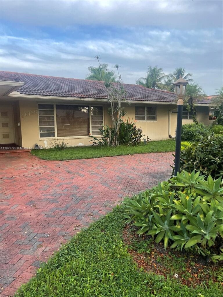 16120 E Troon Cir, Miami Lakes FL 33014