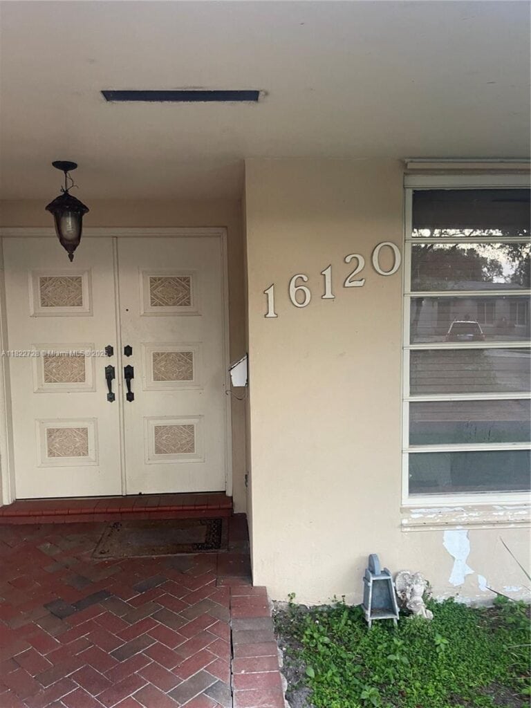 16120 E Troon Cir, Miami Lakes FL 33014