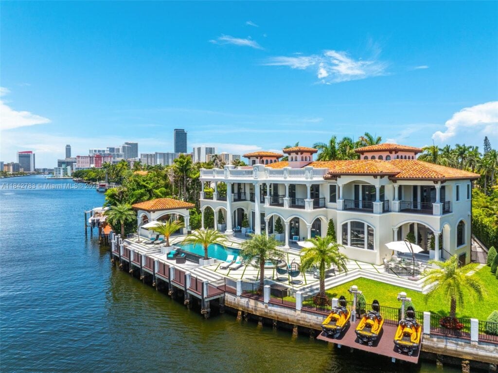 498 N Parkway Pkwy, Golden Beach FL 33160