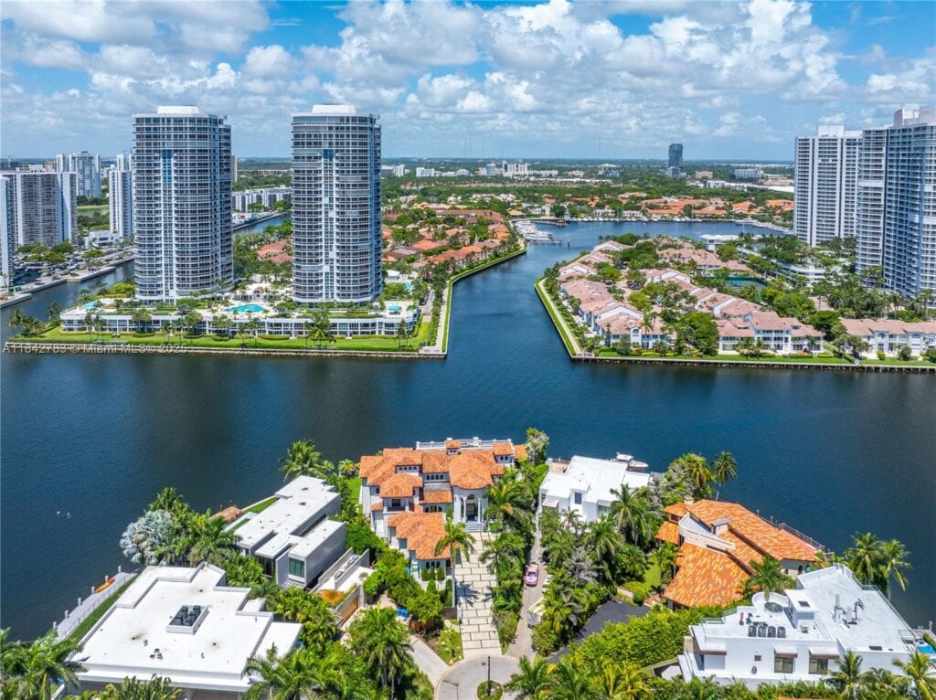 498 N Parkway Pkwy, Golden Beach FL 33160