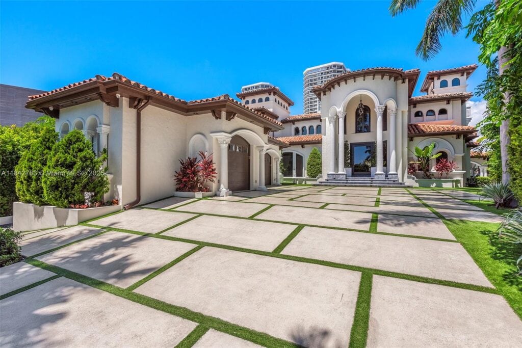 498 N Parkway Pkwy, Golden Beach FL 33160