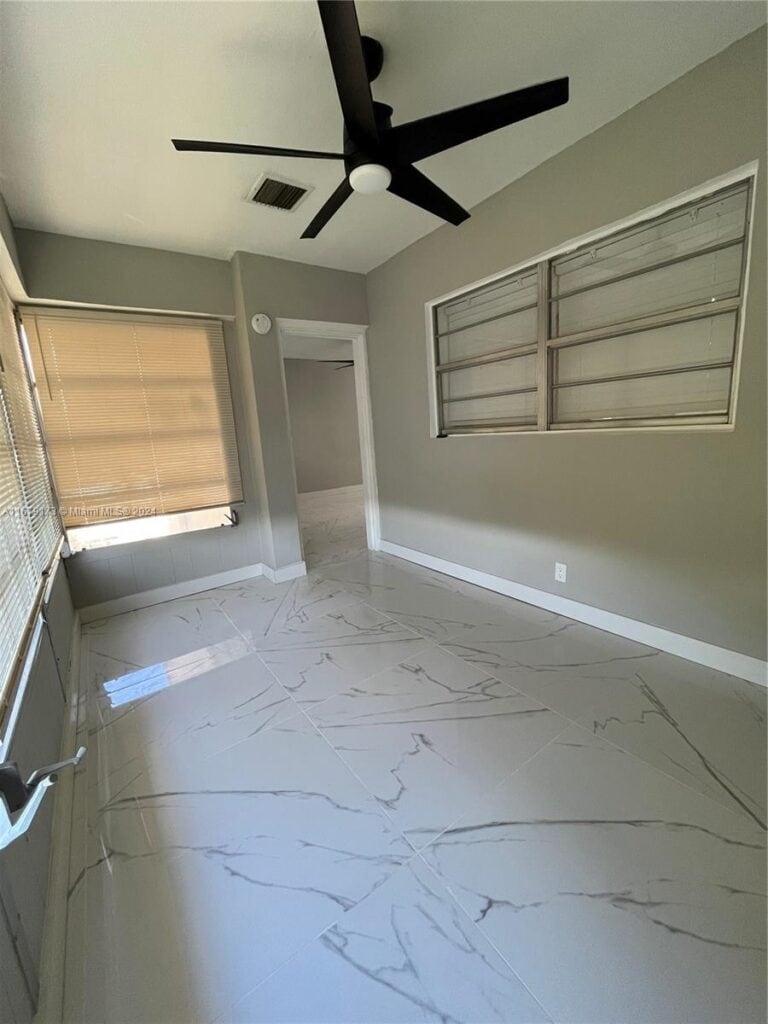 5102 NW 36th St # 605, Lauderdale Lakes FL 33319