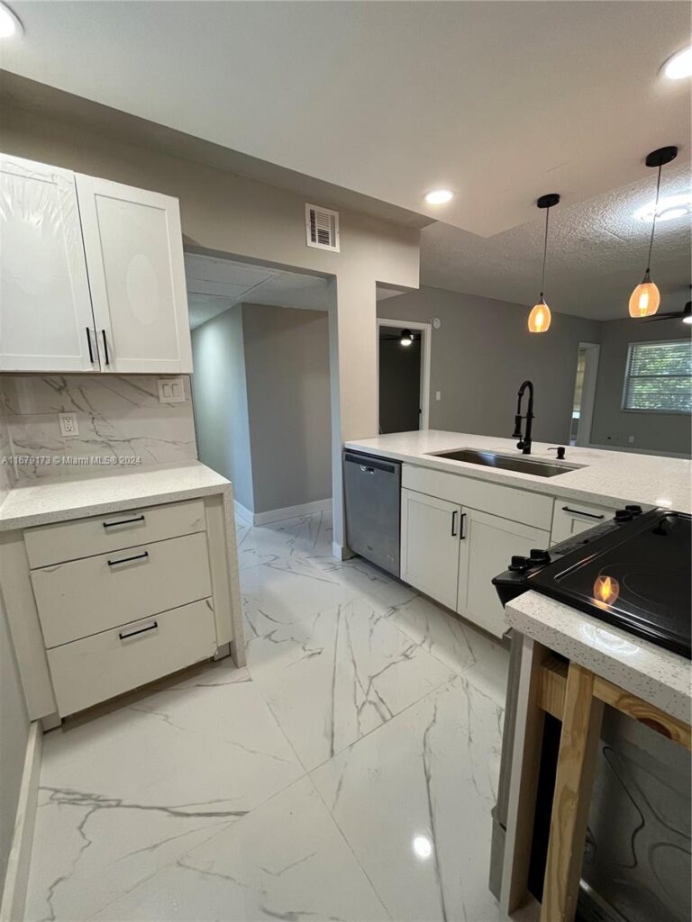 5102 NW 36th St # 605, Lauderdale Lakes FL 33319