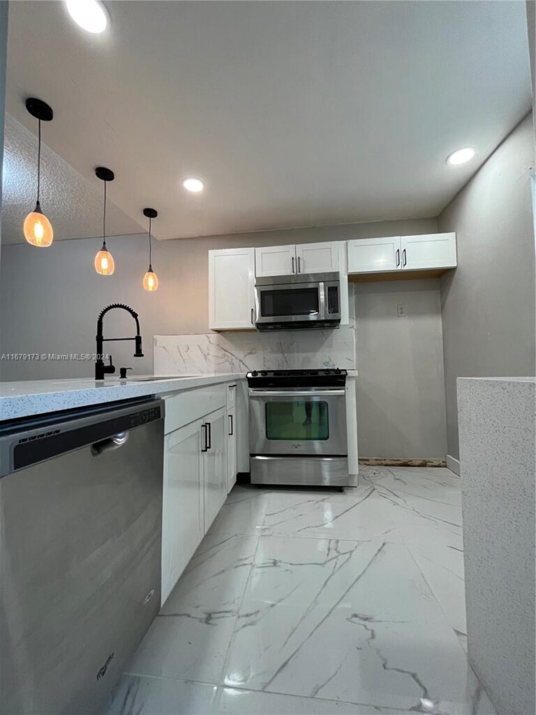 5102 NW 36th St # 605, Lauderdale Lakes FL 33319