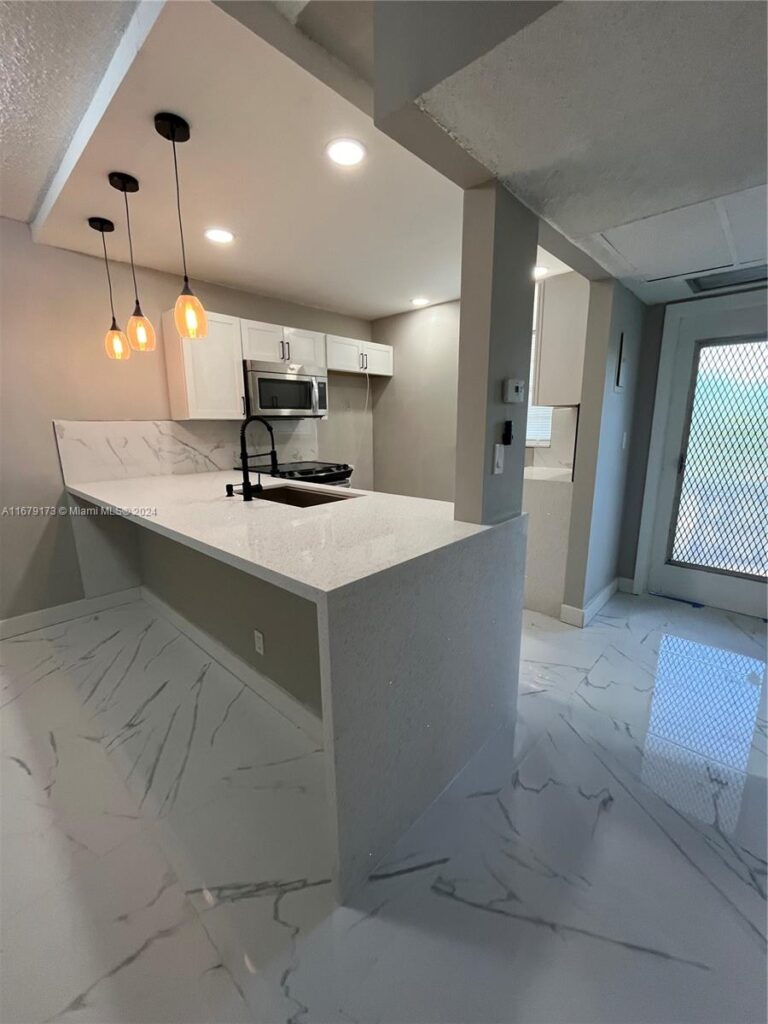 5102 NW 36th St # 605, Lauderdale Lakes FL 33319