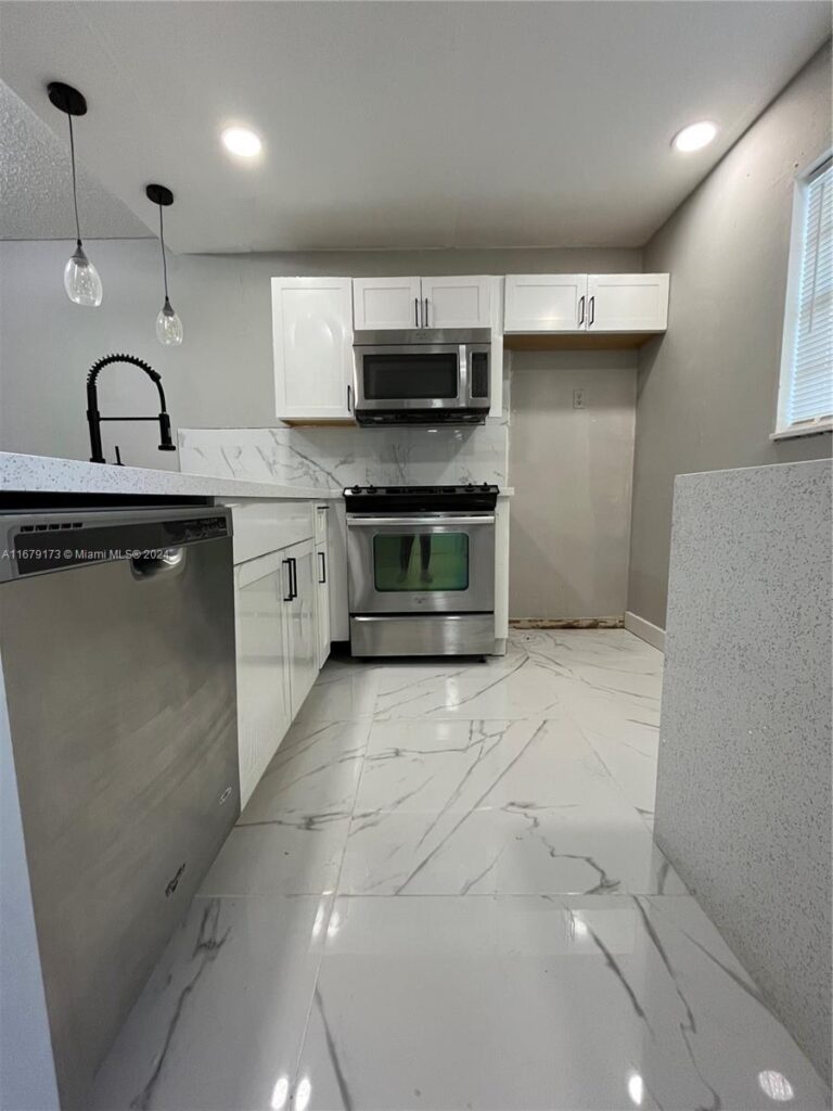 5102 NW 36th St # 605, Lauderdale Lakes FL 33319