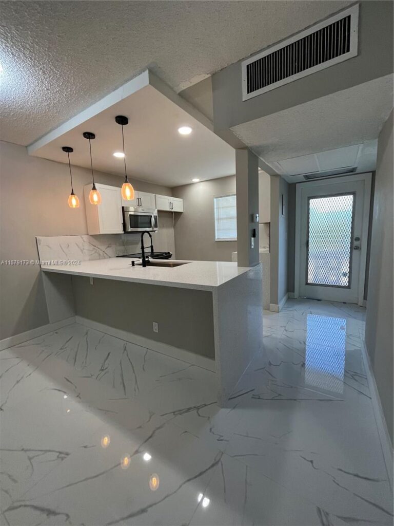 5102 NW 36th St # 605, Lauderdale Lakes FL 33319