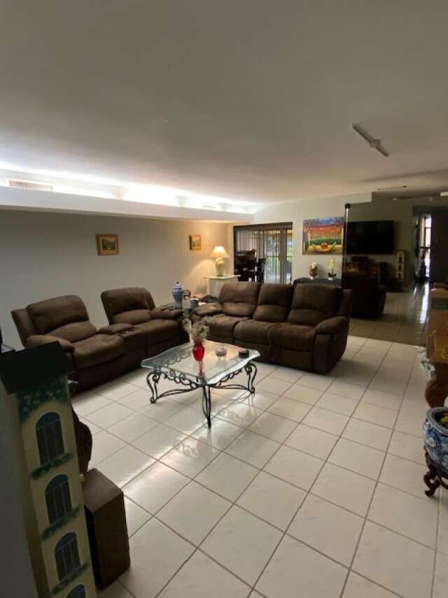 16023 Kingsmoor Way, Miami Lakes FL 33014