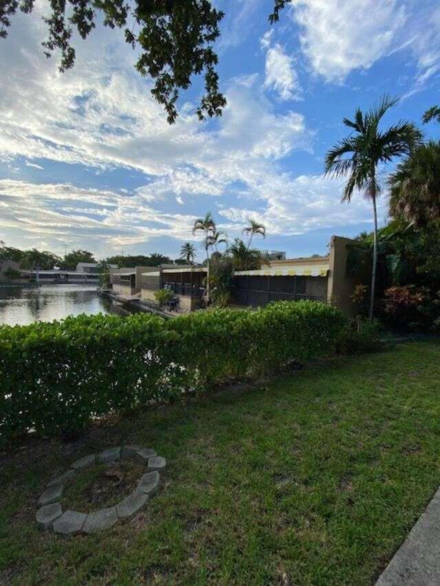 16023 Kingsmoor Way, Miami Lakes FL 33014