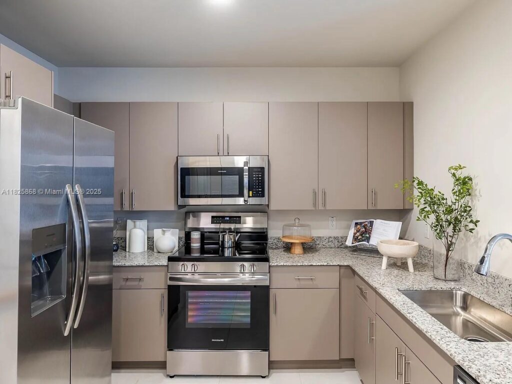 628 NE 2nd St # 102, Dania Beach FL 33004