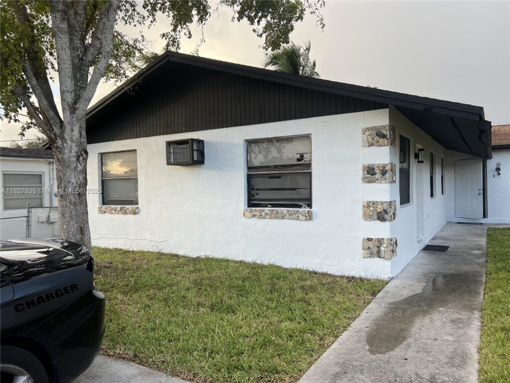 4809 SW 25th St, West Park FL 33023