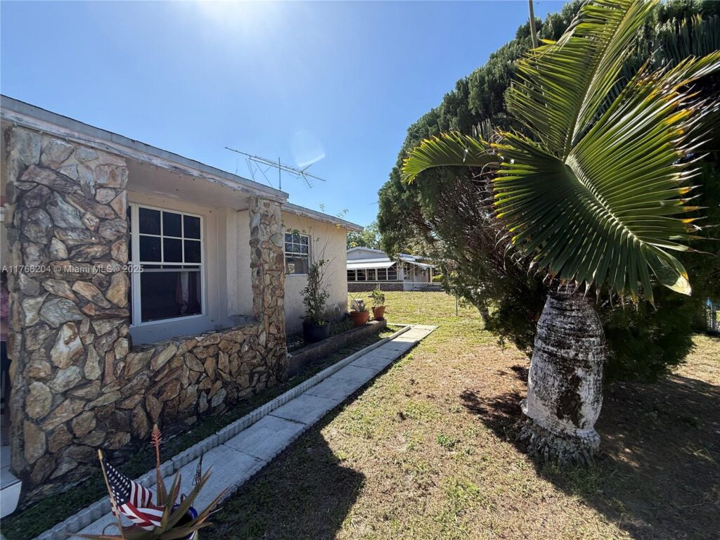 3221 SW 47th Ave, West Park FL 33023