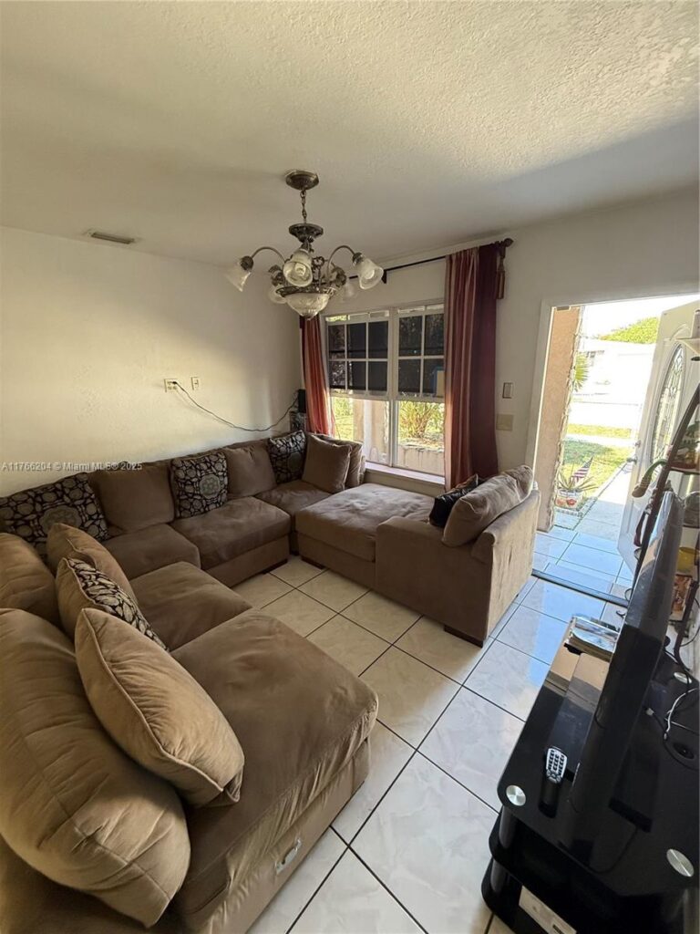 3221 SW 47th Ave, West Park FL 33023