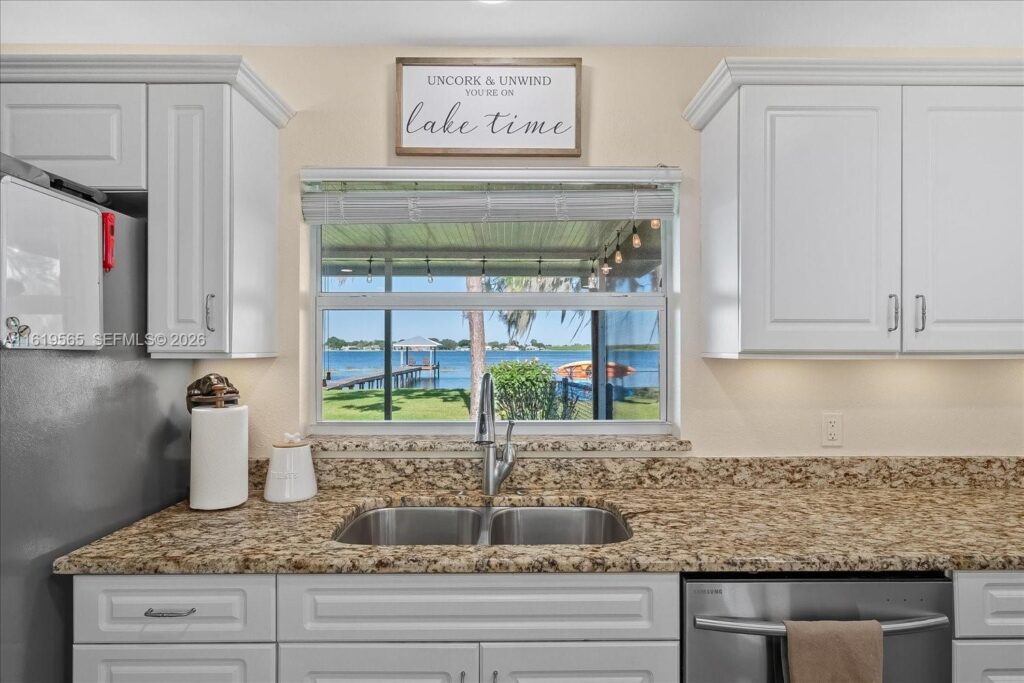 924 Lake Dr E, Lake Placid FL 33852