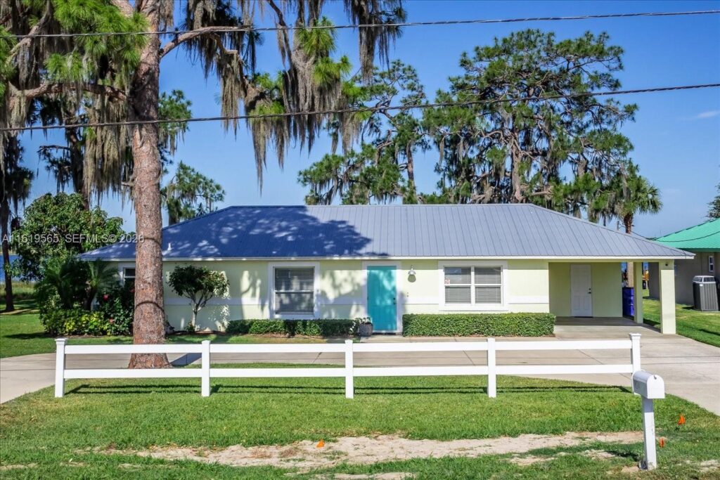 924 Lake Dr E, Lake Placid FL 33852