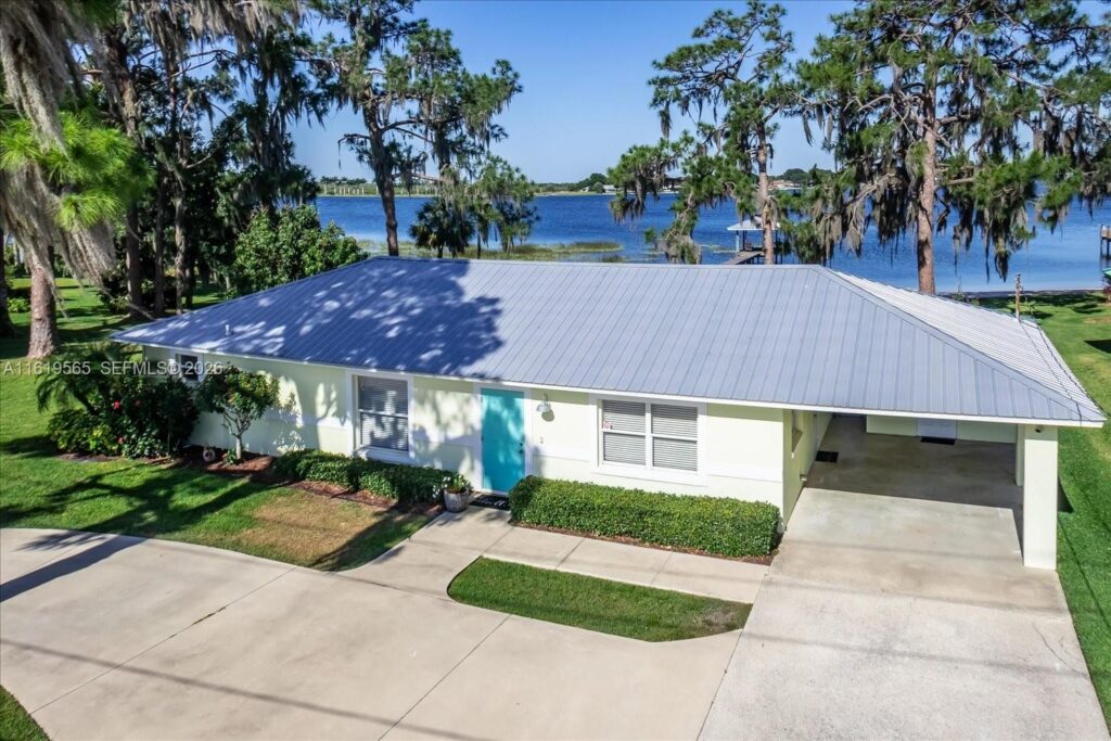 924 Lake Dr E, Lake Placid FL 33852