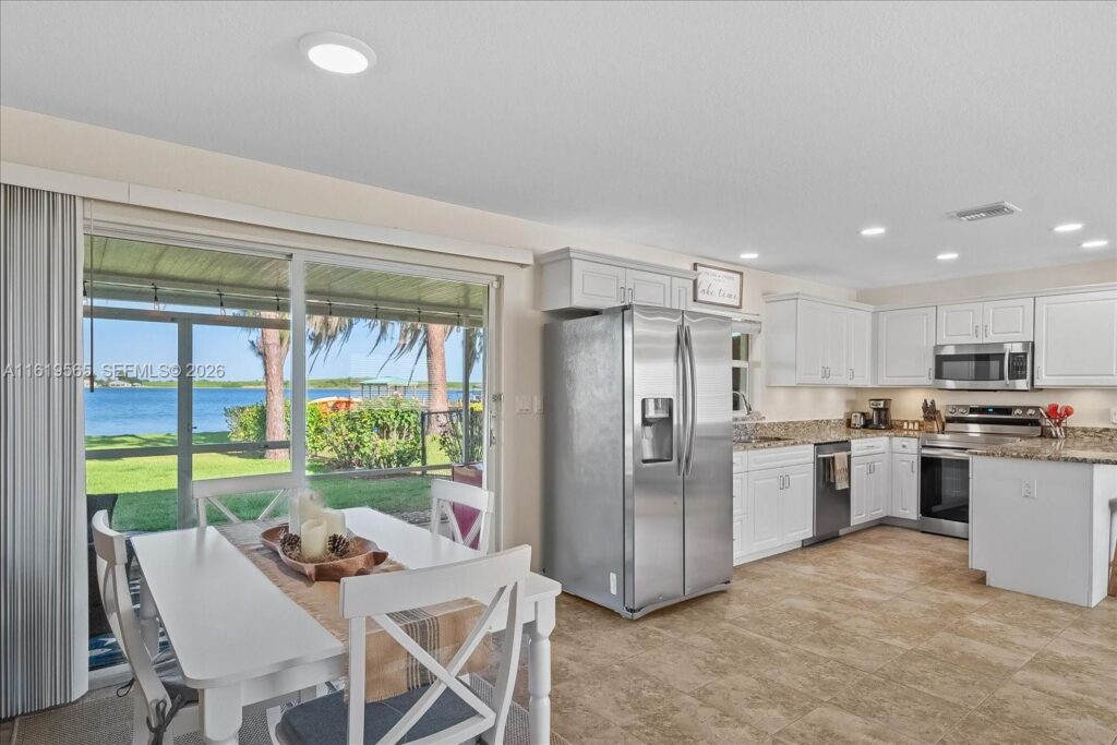 924 Lake Dr E, Lake Placid FL 33852