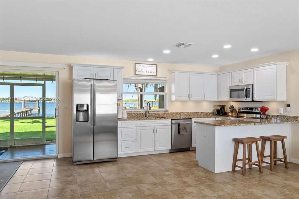 924 Lake Dr E, Lake Placid FL 33852