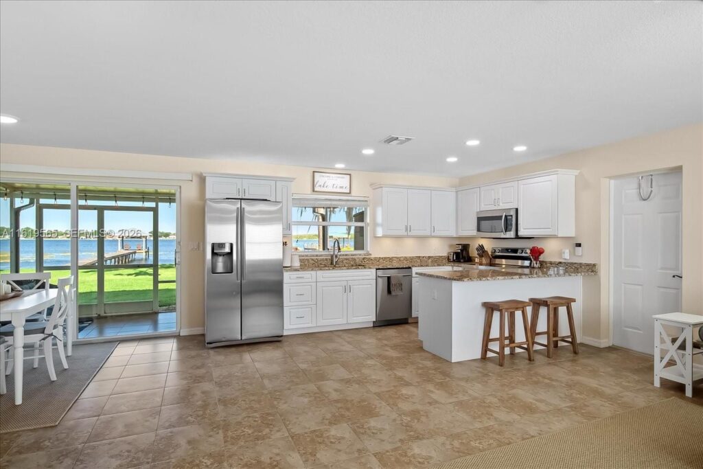 924 Lake Dr E, Lake Placid FL 33852