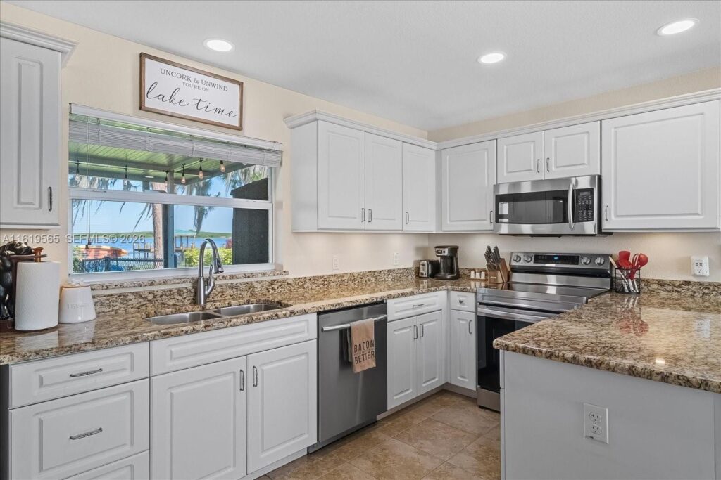 924 Lake Dr E, Lake Placid FL 33852