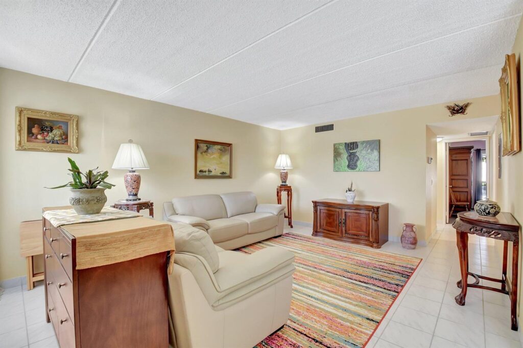 400 Village Green Circle W # 212, Palm Springs FL 33461