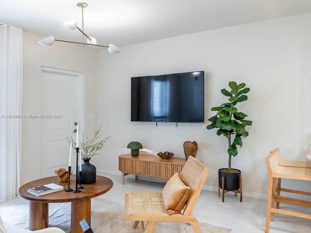 610 NE 2nd St # 101, Dania Beach FL 33004
