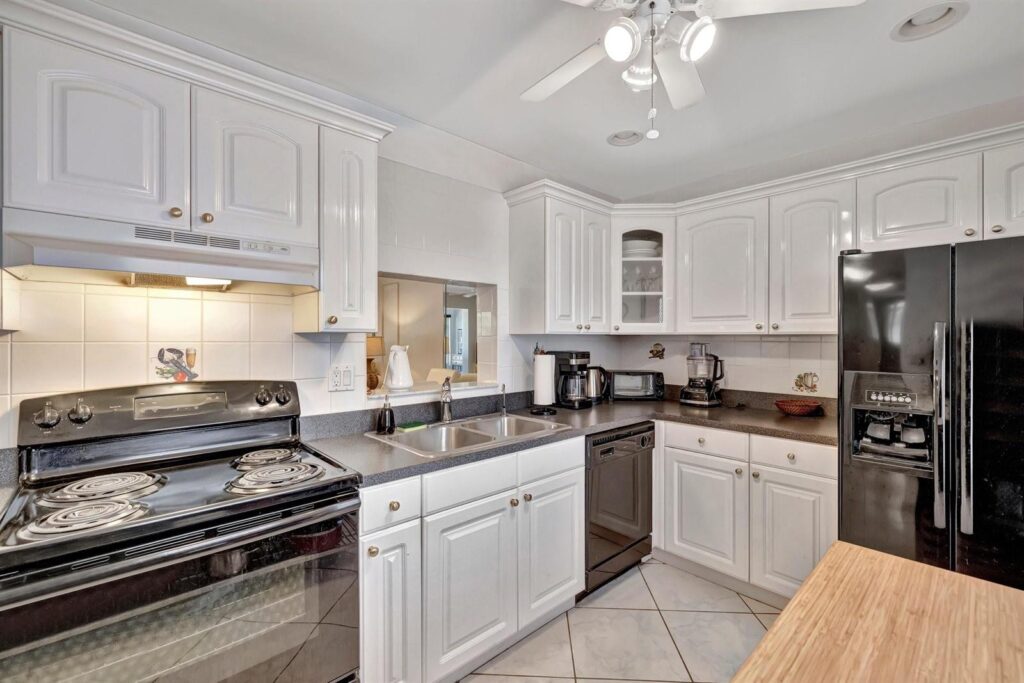 4270 NW 40th Street # 302, Lauderdale Lakes FL 33319