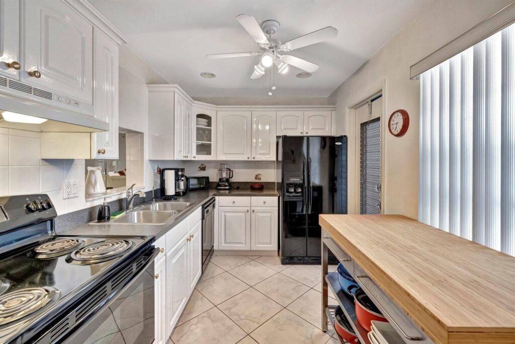 4270 NW 40th Street # 302, Lauderdale Lakes FL 33319