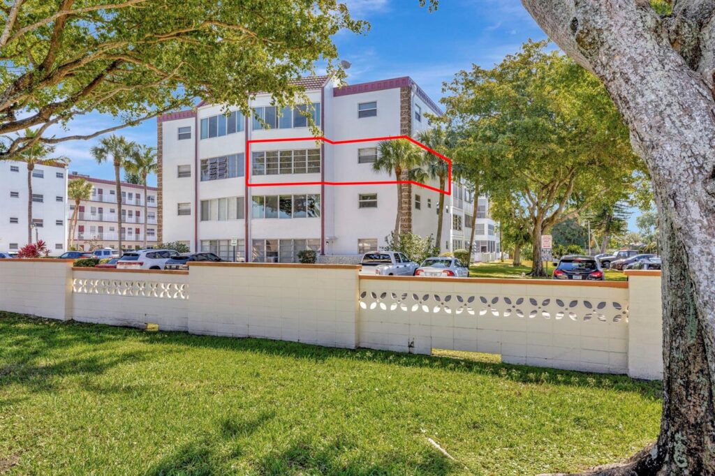 4270 NW 40th Street # 302, Lauderdale Lakes FL 33319