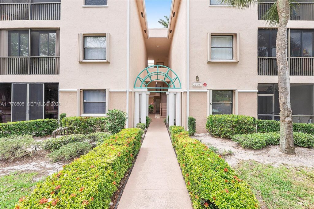 4101 E Coral Tree Cir # 313, Coconut Creek FL 33073