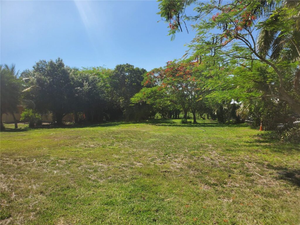 1697 E Main St, Pahokee FL 33476