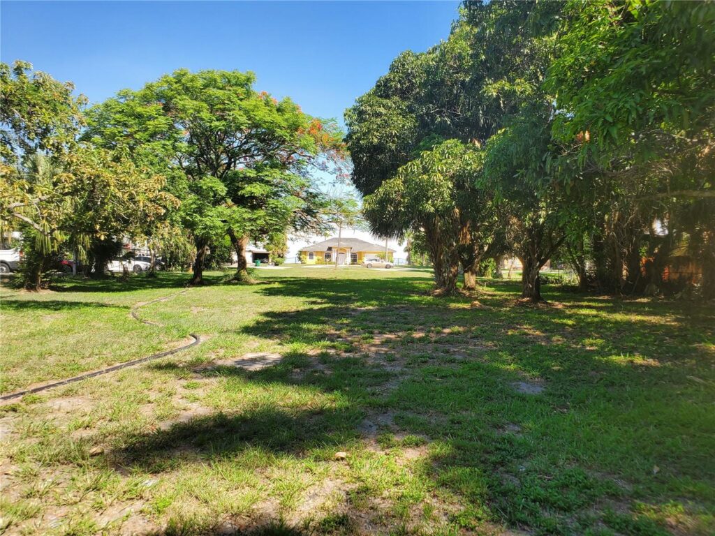 1697 E Main St, Pahokee FL 33476