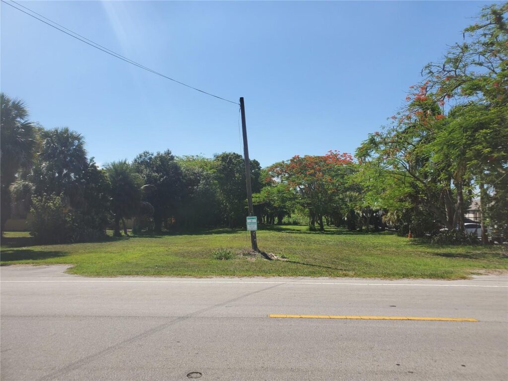 1697 E Main St, Pahokee FL 33476