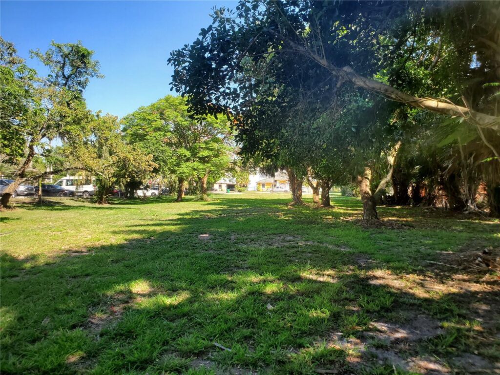 1697 E Main St, Pahokee FL 33476