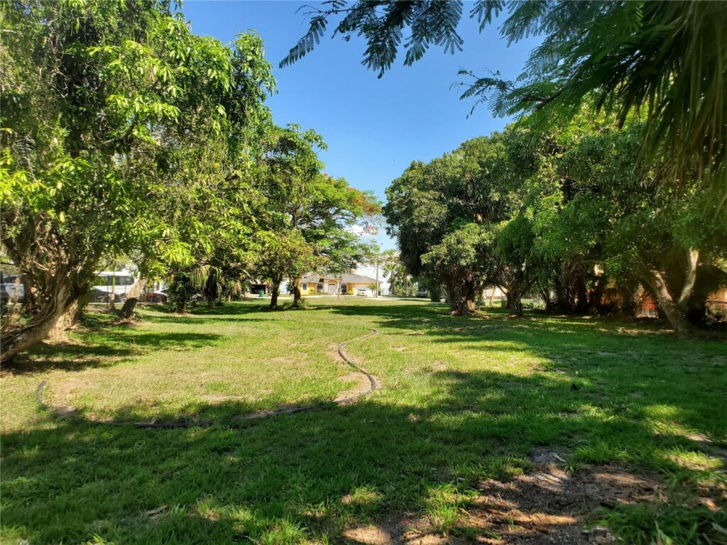 1697 E Main St, Pahokee FL 33476