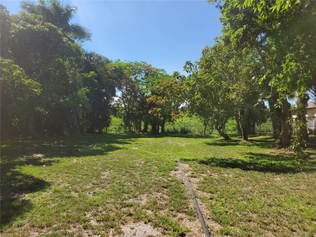 1697 E Main St, Pahokee FL 33476