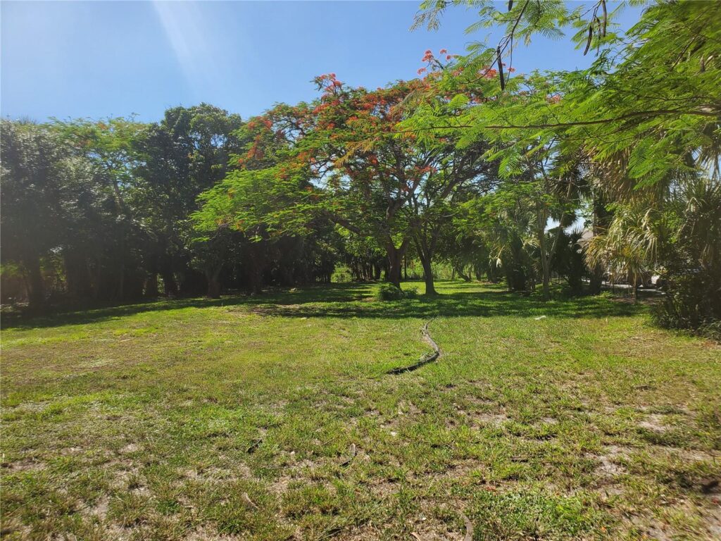 1697 E Main St, Pahokee FL 33476