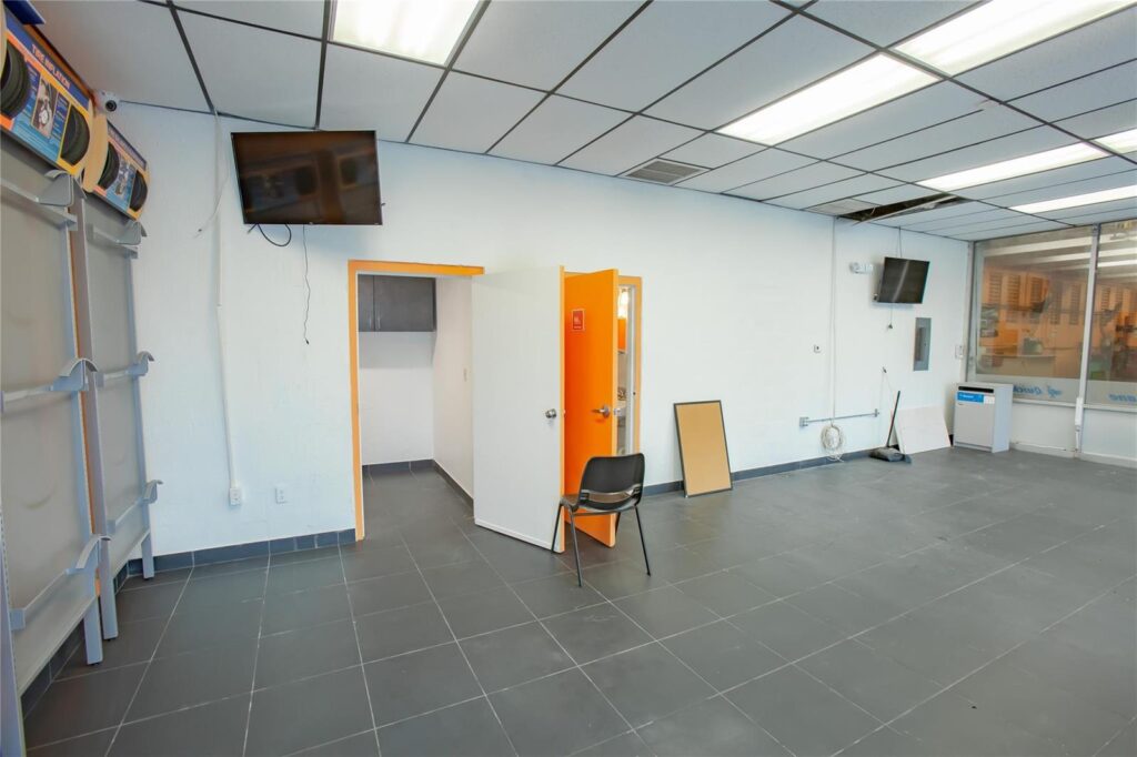 20390 S Dixie Highway, Cutler Bay FL 33189