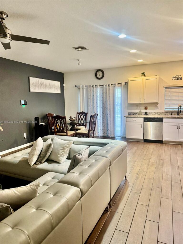 4039 NW 11th St, Lauderhill FL 33313