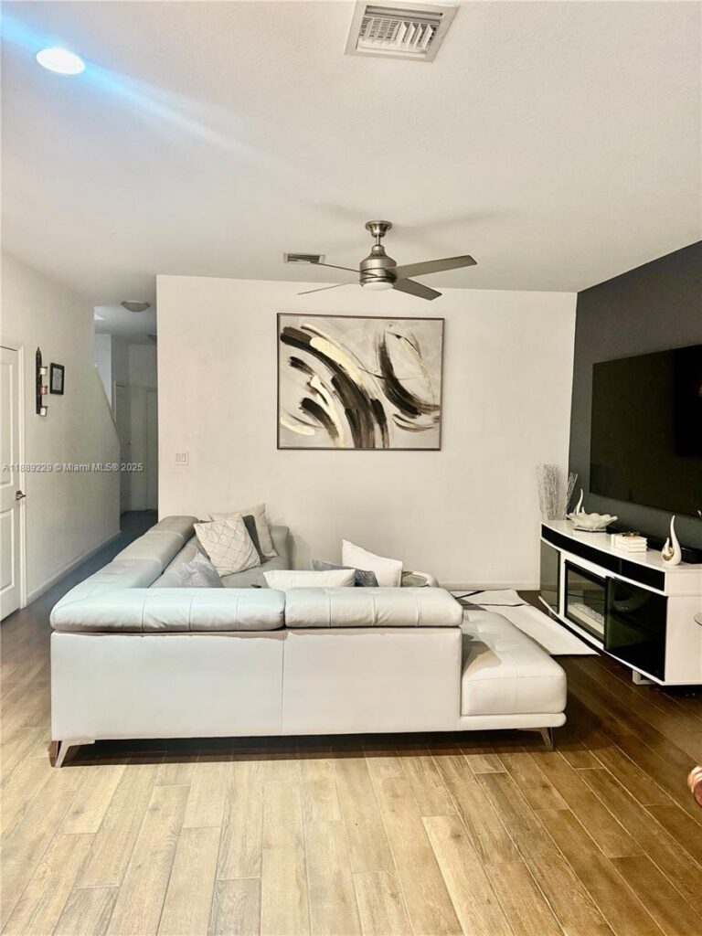 4039 NW 11th St, Lauderhill FL 33313