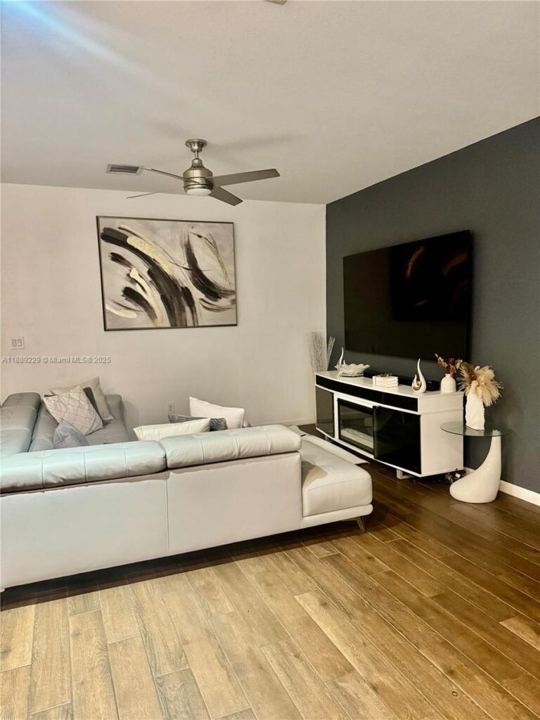 4039 NW 11th St, Lauderhill FL 33313