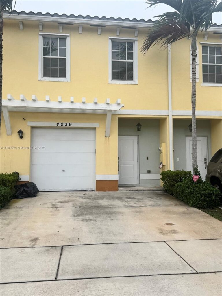 4039 NW 11th St, Lauderhill FL 33313