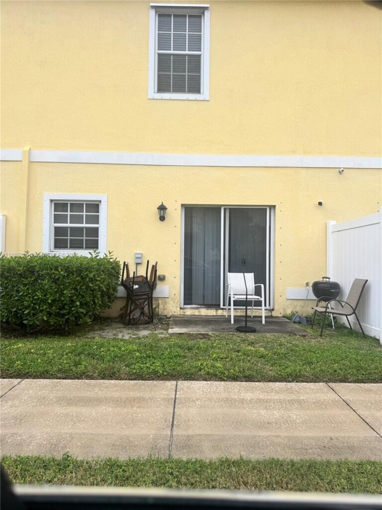 4039 NW 11th St, Lauderhill FL 33313