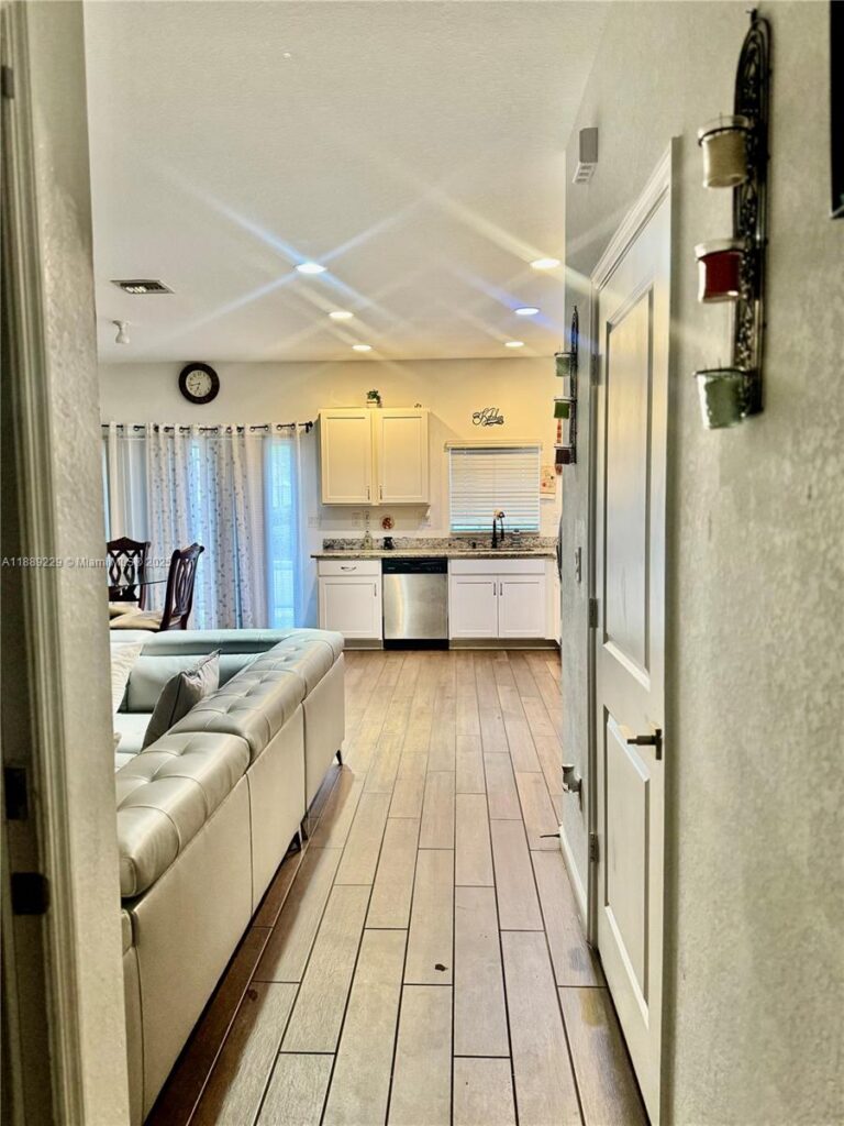 4039 NW 11th St, Lauderhill FL 33313