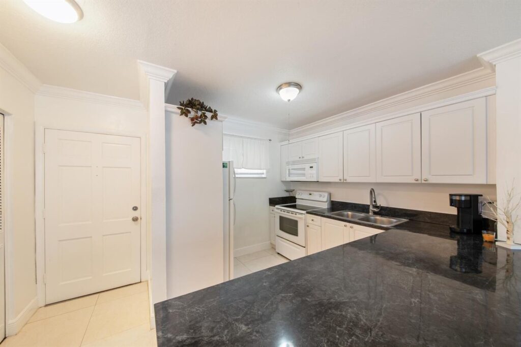 2581 N Garden Drive # 206, Lake Worth FL 33461