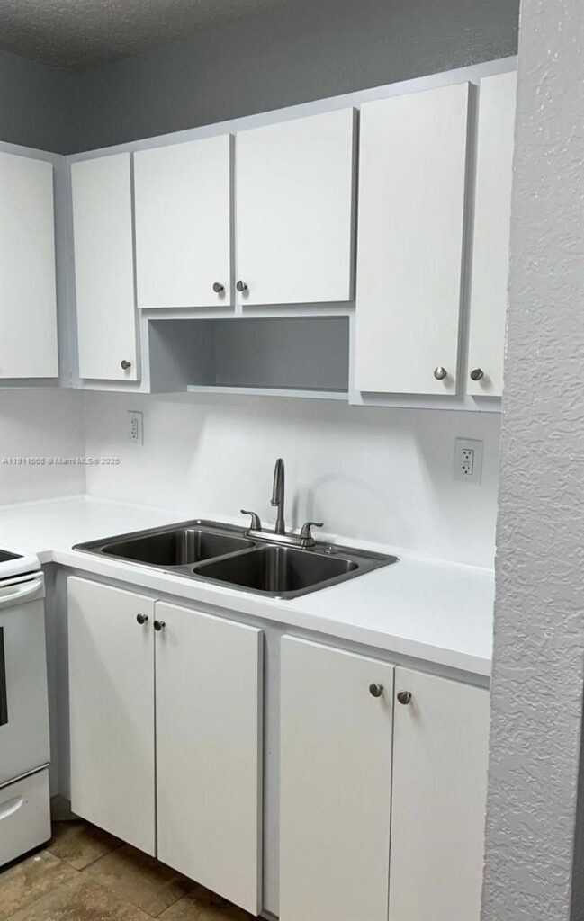 575 W 69th St # 208, Hialeah FL 33014