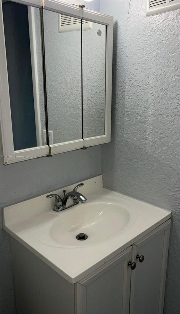 575 W 69th St # 208, Hialeah FL 33014