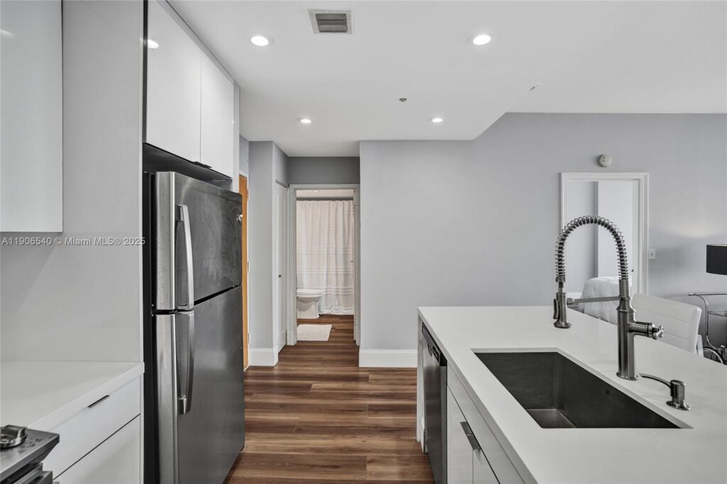 7601 E Treasure Dr, North Bay Village FL 33141
