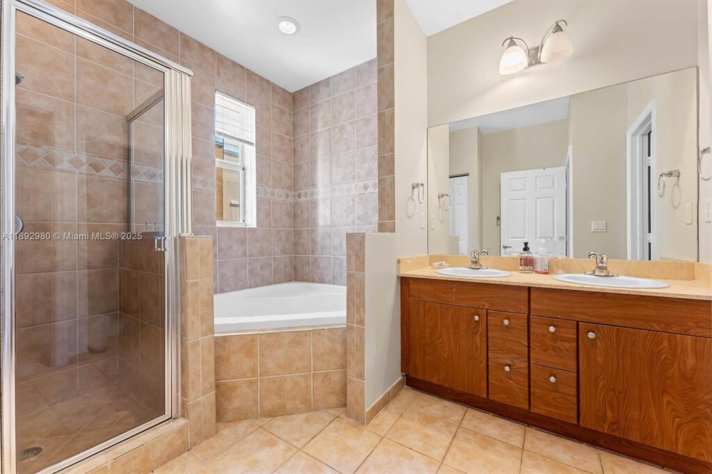 2344 Vintage Dr, Lighthouse Point FL 33064