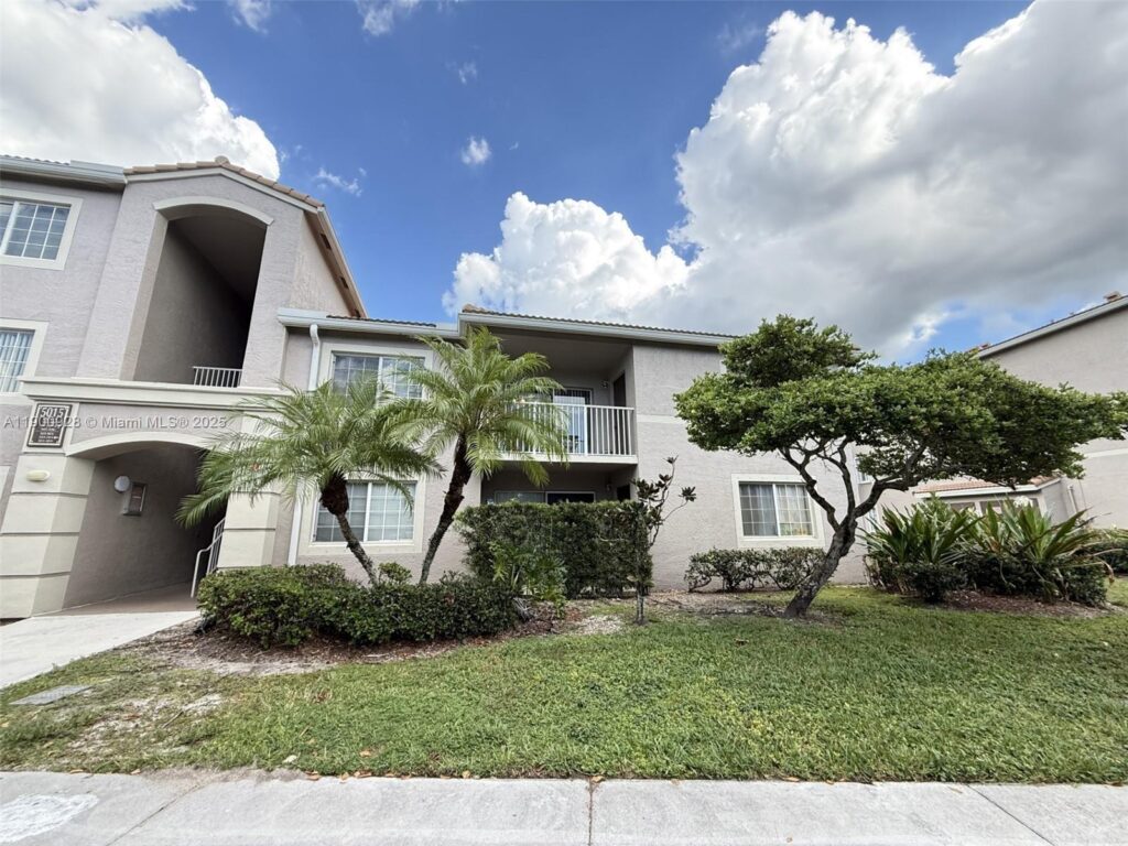 5015 Wiles Rd # 207, Coconut Creek FL 33073